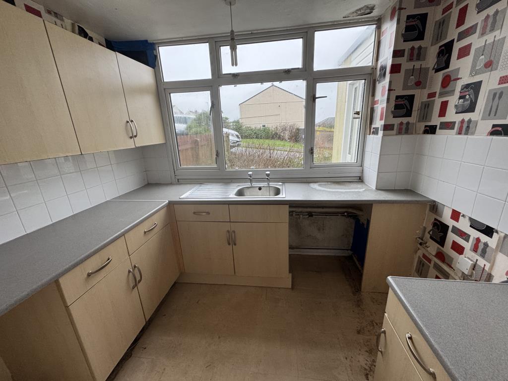 Lot: 162 - END-TERRACE HOUSE FOR IMPROVEMENT - View of the kitchen